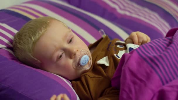 Хвора дитина з грипом в ліжку вдома — стокове відео