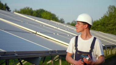 Güneş paneli teknisyenleri güneş panelleri üzerinde çalışıyor. Yeşil enerji kavramı