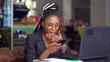 Mutlu Afrikalı Amerikalı genç kız online iş görüşmesini başarıyla tamamladı. Zenci kız uzaktan çalışıyor.