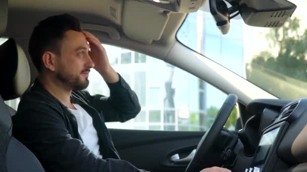 Homem barbudo olha no espelho retrovisor no carro perto do centro de negócios. Auto negócio, tecnologia e conceito de pessoas — Vídeo de Stock