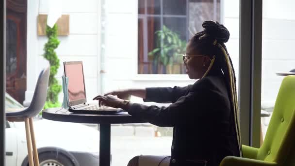 La giovane donna d'affari usa tastiera e scrittura per laptop. Lavoro freelance dall'ufficio di casa, auto-isolamento. Maschera monouso medico appeso sul display. Concetto di distanza sociale — Video Stock