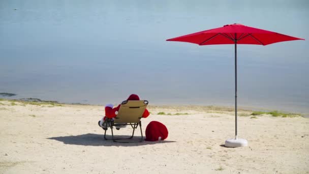 Père Noël au bord de la mer. Vacances de Noël sous les tropiques — Video