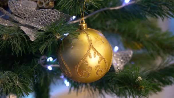 Bola dorada brillante en el árbol artificial en la oficina. Color dorado. Adorno de Navidad — Vídeos de Stock