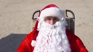 Deniz kıyısındaki komik Noel Baba. Tropiklerde Noel