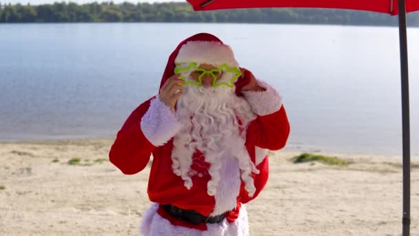 圣诞老人戴着滑稽的眼镜在湖边.旅行和休假概念 — 图库视频影像