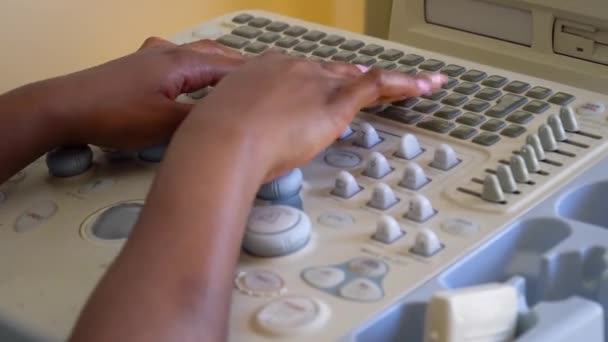 Gros plan des mains d'une femme médecin afro-américaine travaillant sur un appareil d'échographie — Video