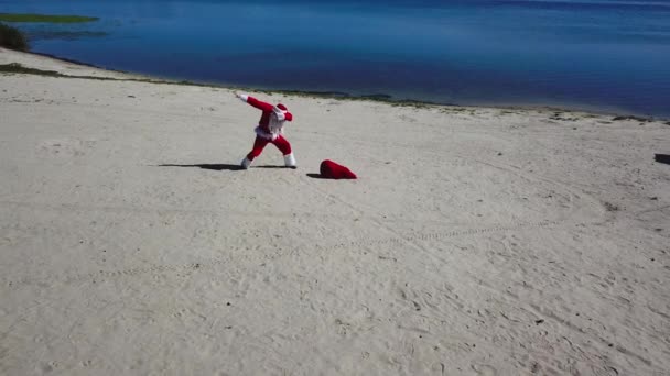 Babbo Natale si sta divertendo e ballando sulla spiaggia. Vacanze di Natale — Video Stock