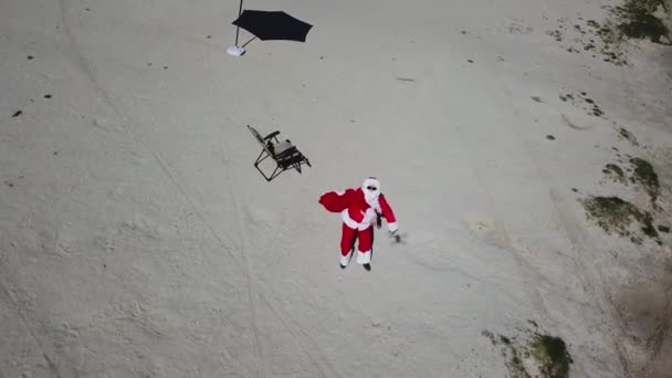 Santa Claus enojado jura y muestra gestos obscenos a la cámara en la playa — Vídeo de stock