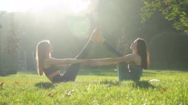 Parkta iki kadın antrenman yapıyor. Parkta spor yapan kadın.