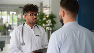 Tıbbi uzmanlar test sonuçlarını ve tedavi seçeneklerini ilgili bir hastaya iletir, sağlık hizmetlerinde güven ve ortak karar alma süreçlerini teşvik eder