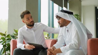 Psikolog, terapi seansı sırasında sıkıntılı bir hastayı desteklerken aktif olarak dinleyip notlar alıyor ve rehberlik ediyor.