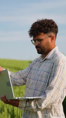 Deneyimli çiftçi tarım verilerini kablosuz bağlantı ve hassas tarım teknikleriyle tarımsal verileri incelemek için dijital teknolojiden yararlanıyor.