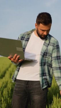 Modern tarım uygulamaları, bir çiftçinin buğday tarlasında dizüstü bilgisayar kullanmasını, ekinlerinin büyüme ve sağlığını analiz etmesini, optimum verim ve kalite sağlamasını içerir.