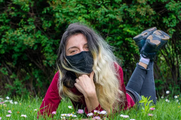 Bakır Filtre Yüz Maskesi Takan Sarışın Çekici Bir Kadın Oranında — Stok fotoğraf