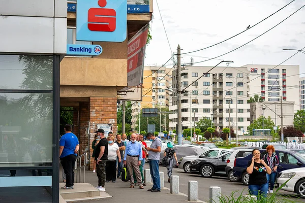10 Haziran 2020-Bükreş, Romanya. İnsanlar sırada bekliyor ve BCR bankasına girmek için sosyal mesafeyi koruyorlar.