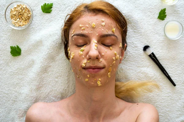 Yulaf ezmesinden, baldan, elmadan ve yoğurttan yapılmış bir maske.