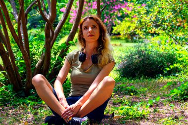 Botanik bahçesinde günün tadını çıkaran bir kadın.