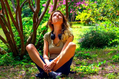 Botanik bahçesinde günün tadını çıkaran bir kadın.