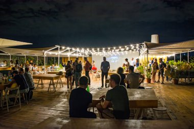 02 Ağustos 2018-Bükreş, Romanya. Çatıdaki açık hava sineması, halk içinde ve Romanya kısa filmleriyle dolu.