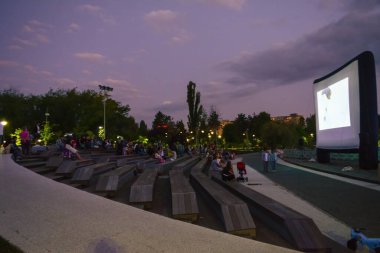 29 Ağustos 2017-Bükreş, Romanya. Film, Moghiorosh parkındaki belediye binası tarafından yaratıldı. Bir projeksiyon ekranı görebilirsiniz ve insanlar onun başlamasını bekliyor.