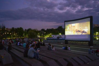 29 Ağustos 2017-Bükreş, Romanya. Film, Moghiorosh parkındaki belediye binası tarafından yaratıldı. Bir projeksiyon ekranı görebilirsiniz ve insanlar onun başlamasını bekliyor.