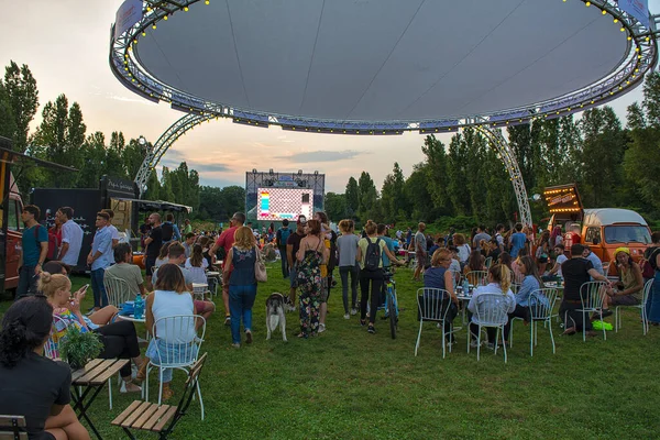 2018年8月2日至罗马尼亚布加勒斯特 人们在Herastrau公园等着电影在露天电影院的投影屏幕上开映 — 图库照片
