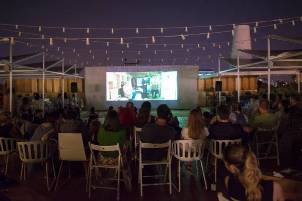 Sierpnia 2018 Bukareszt Rumunia Kino Plenerowe Dachu Publiczne Pełne Rumuńskich — Zdjęcie stockowe