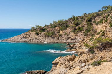 Yunanistan 'ın Thassos kentindeki sakin ve manzaralı Trypiti (Tripiti) plajı 