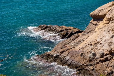 Yunanistan 'ın Thassos kentindeki sakin ve manzaralı Trypiti (Tripiti) plajı 