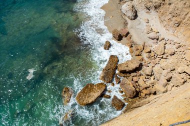 Yunanistan 'ın Thassos kentindeki sakin ve manzaralı Trypiti (Tripiti) plajı 