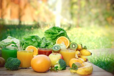 Sağlıklı içecek sıcak yaz, içecekler, (baverage) organik meyve ve sebze tablo yenileme