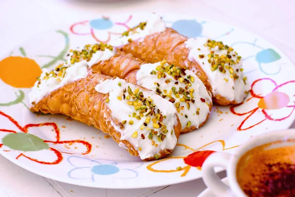 Finom Cannoli Szicíliai Desszert Lemez Finom Étel Öröm — Stock Fotó