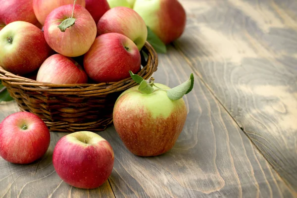 Délicieuse Pomme Pommes Rouges Juteuses Dans Panier Osier Sur Table — Photo