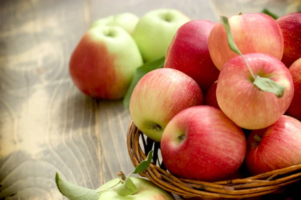 Comida Saludable Manzana Orgánica Fresca Manzanas Canasta Mimbre Mesa —  Fotos de Stock