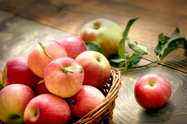 Ekologicznych Jabłek Wiklinowym Koszu Stół Zdrowe Odżywianie Ciebie Dieta — Zdjęcie stockowe