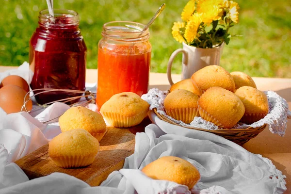 Muffin Gyümölcs Teasütemények Gyümölcs Lekvár Lekvár Asztal Fonott Kosár — Stock Fotó