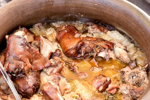 猪肉包子 猪肉膝 猪肉肩 在土锅锅中白菜 — 图库照片