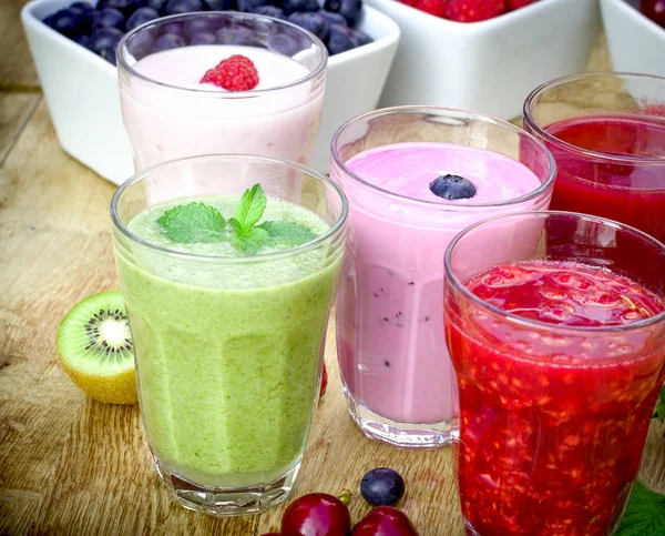 Nylagade Friska Drinkar Uppfriskande Juice Och Fruktyoghurt — Stockfoto