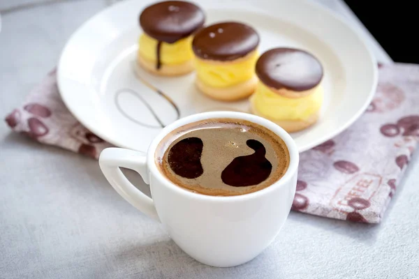 Zwarte Koffie Crème Taart Koffiepauzes Traktatie Voor Plezier — Stockfoto