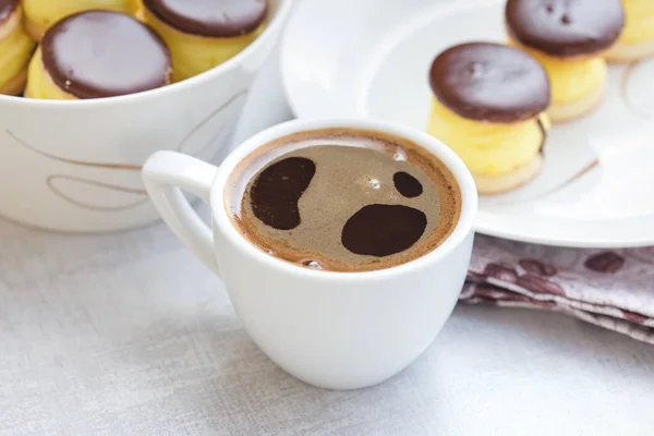 Kaffeepause Und Sahnetorte Zum Genießen — Stockfoto