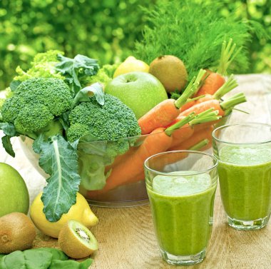 Taze ve organik meyve ve sebzeler sağlıklı içecek biz için sağlıklı içecek - yeşil smoothie maddeler kullanılan