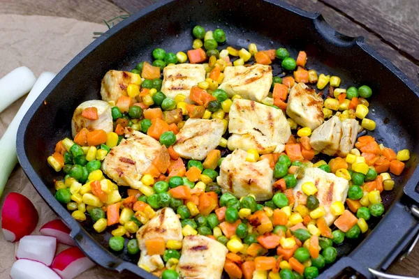 Carne Pollo Pechuga Pollo Con Verduras Sartén Sobre Mesa — Foto de Stock