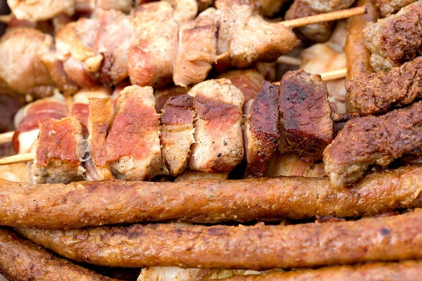 Grillezett Hús Sült Sertéshús Sült Sertéskaraj Kolbásszal Grillezett Sertés Kebab — Stock Fotó