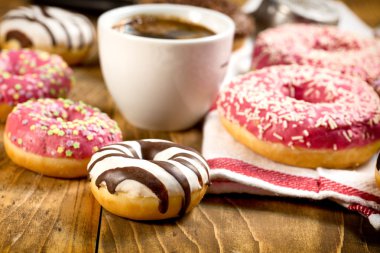 Tablo ve kahve tatlı Amerikan donut