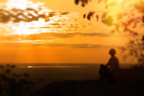 Samotna Kobieta Siedzi Skale Cieszy Się Zachód Słońca — Zdjęcie stockowe