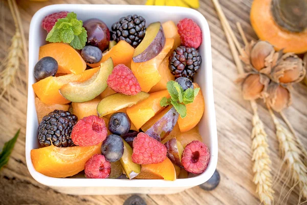 Salada Frutas Tigela Branca Mesa Rústica — Fotografia de Stock