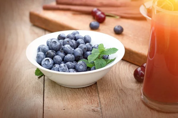 蓝色浆果在碗在乡村的桌子上 健康的有机食品 — 图库照片