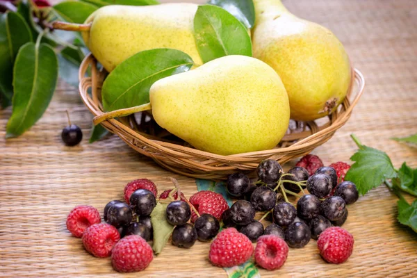 Poire Sucrée Juteuse Délicieuse Dans Panier Osier Baies Sur Table — Photo