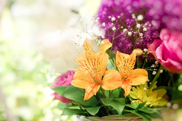 Schöner Blumenstrauß Weidenkorb Blumenschmuck — Stockfoto