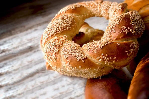 Pretzel Crujiente Casero Recién Horneado Con Sésamo Mesa Rústica — Foto de Stock